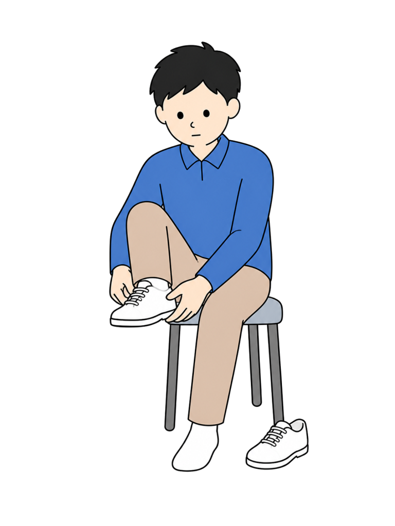 成人男性が椅子に座り、片足へ靴を試着している